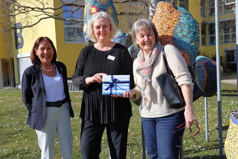 Gemeinsam im Hegau-Jugendwerk Freude schenken wollen (v.l.n.r.) Gabriele Kleemann vom Frauenclub Inner Wheel, Ina Rathje, Geschäftsführerin des Fördervereins HegauHelden, und Hanne Seidel, Kulturfrau vom Inner Wheel Club Kreuzlingen Konstanz. Bild: Andrea Jagode
